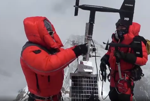 珠穆朗瑪峰自動氣象站安裝圖 珠穆朗瑪峰自動氣象站安裝圖