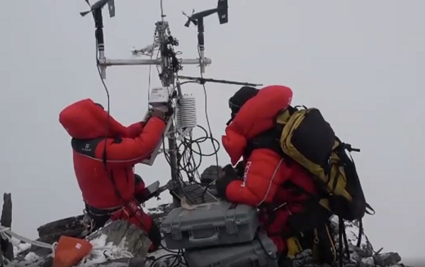 珠穆朗瑪峰自動氣象站安裝圖1 珠穆朗瑪峰自動氣象站安裝圖1